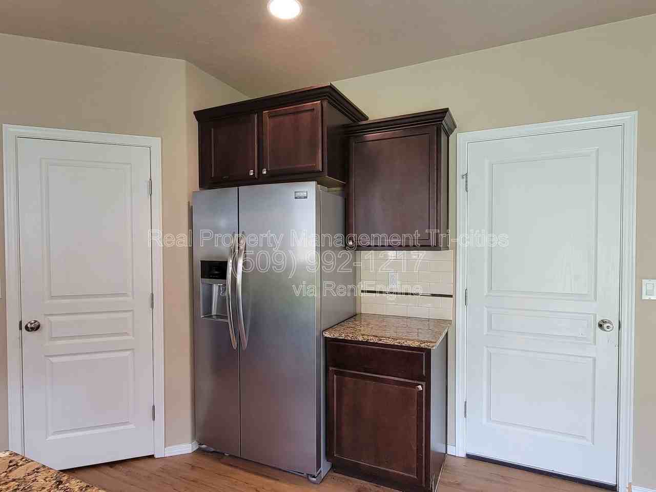 533 Jordan Ln - Photo 5 of 17