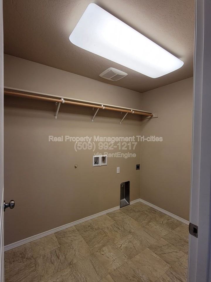 533 Jordan Ln - Photo 7 of 17