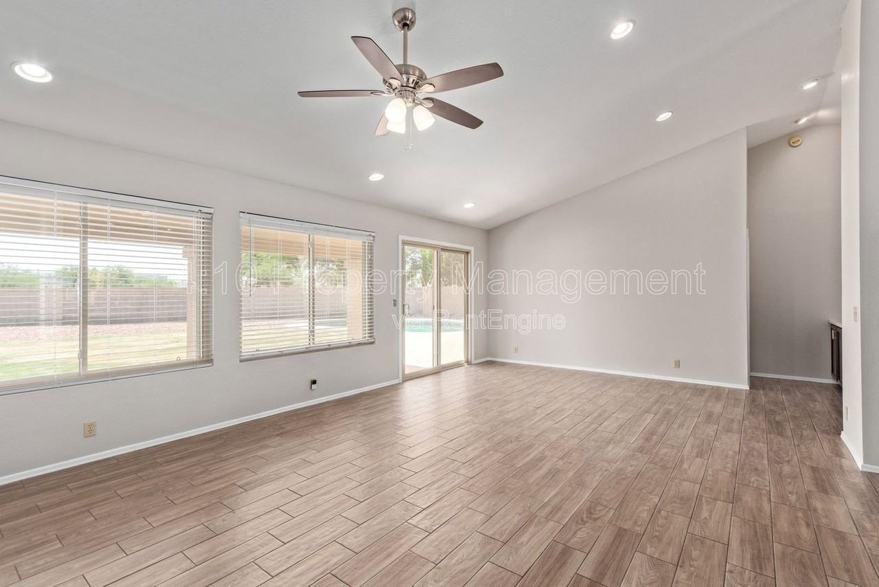 2381 W Redwood Dr - Photo 6 of 33