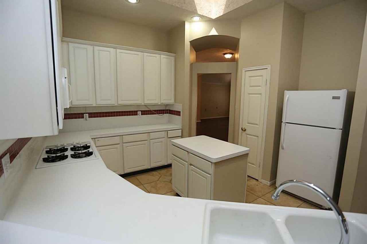 1718 Calmar Dr - Photo 7 of 26
