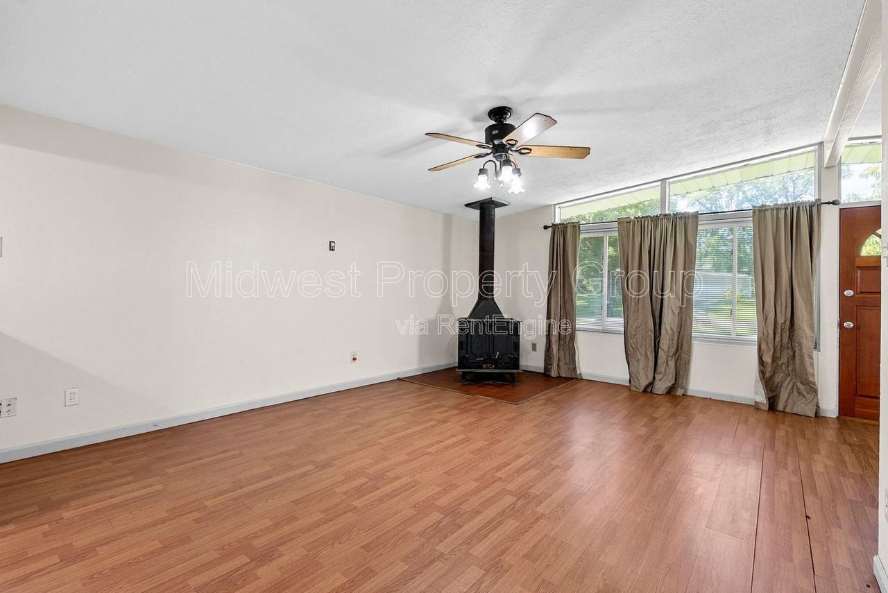 800 Bobbins Ln - Photo 2 of 17