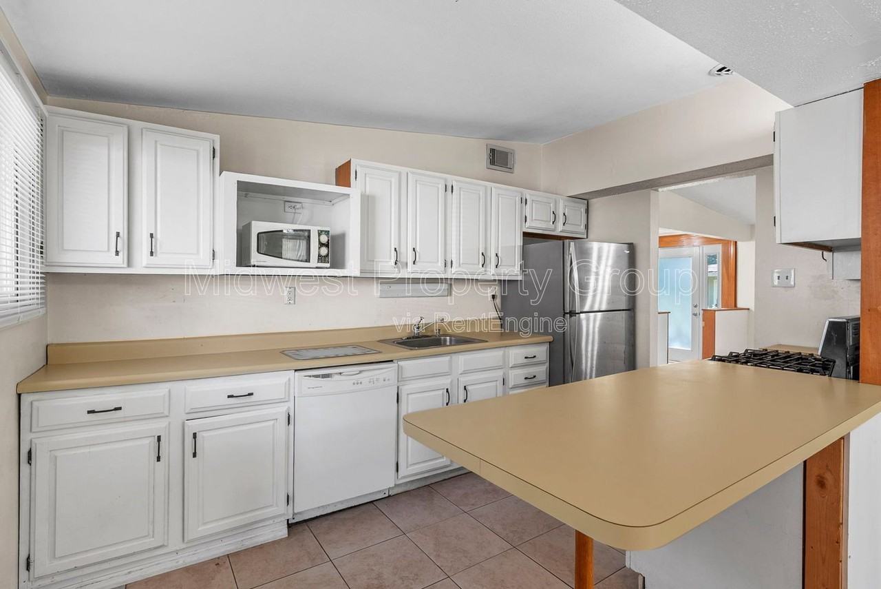 800 Bobbins Ln - Photo 4 of 17