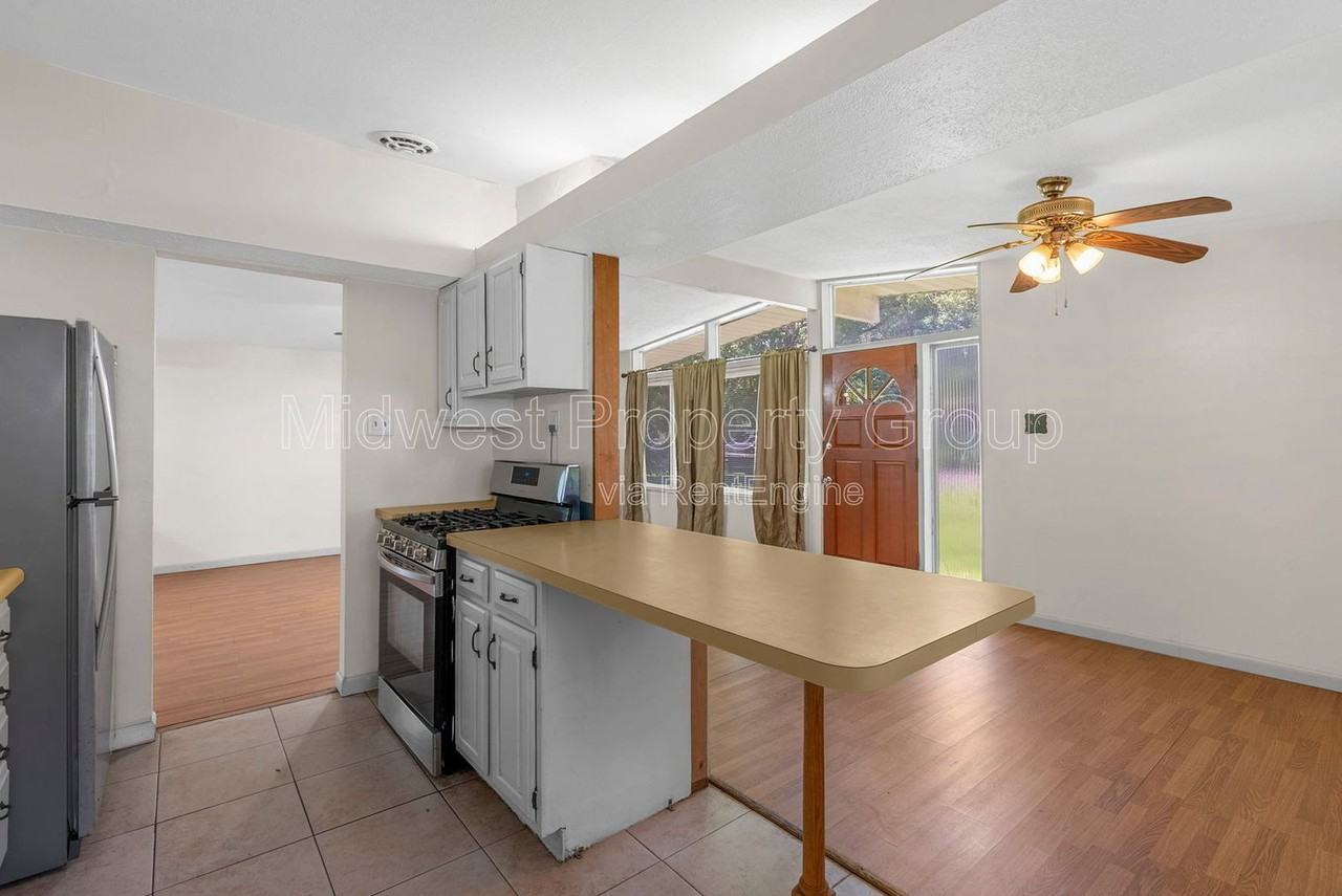 800 Bobbins Ln - Photo 5 of 17