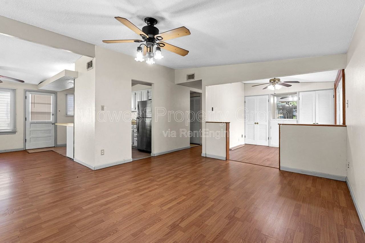 800 Bobbins Ln - Photo 6 of 17