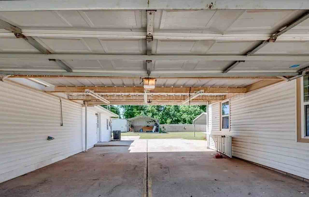 230 Se 50th St - Photo 2 of 13