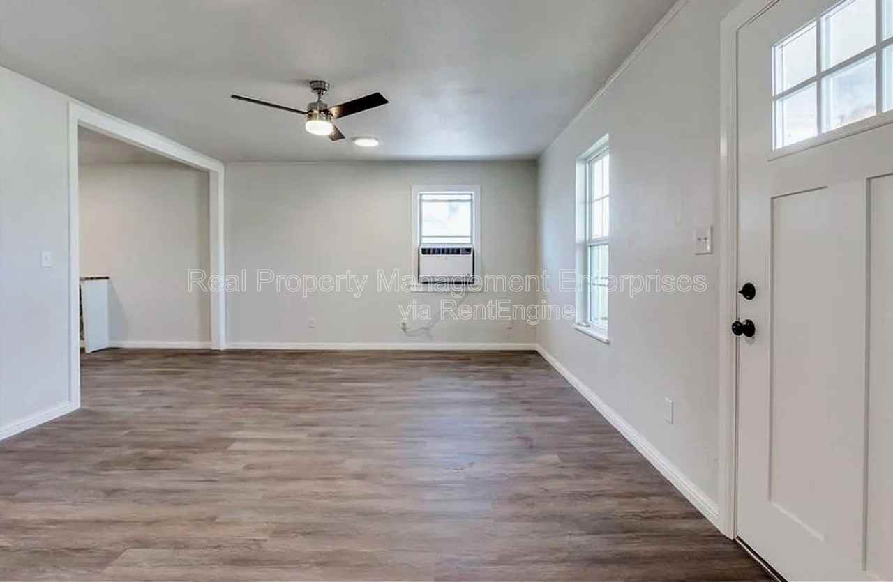230 Se 50th St - Photo 3 of 13