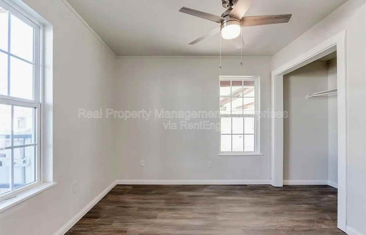 230 Se 50th St - Photo 6 of 13