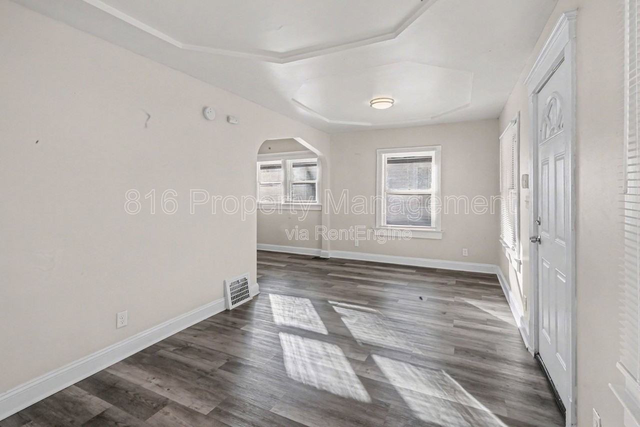 5713 Brooklyn Ave - Photo 3 of 8