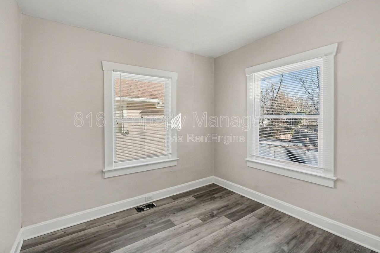 5713 Brooklyn Ave - Photo 5 of 8