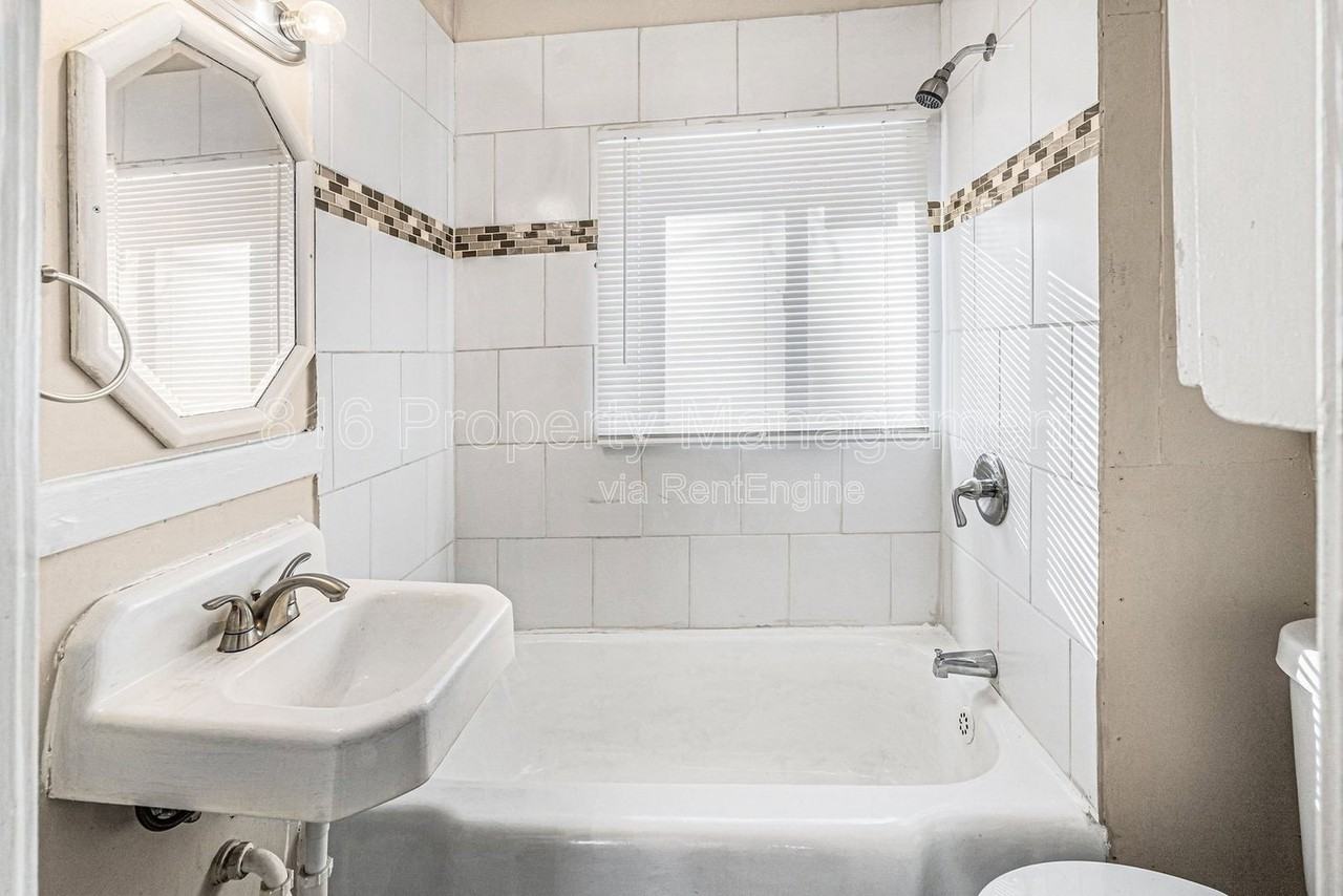 5713 Brooklyn Ave - Photo 6 of 8