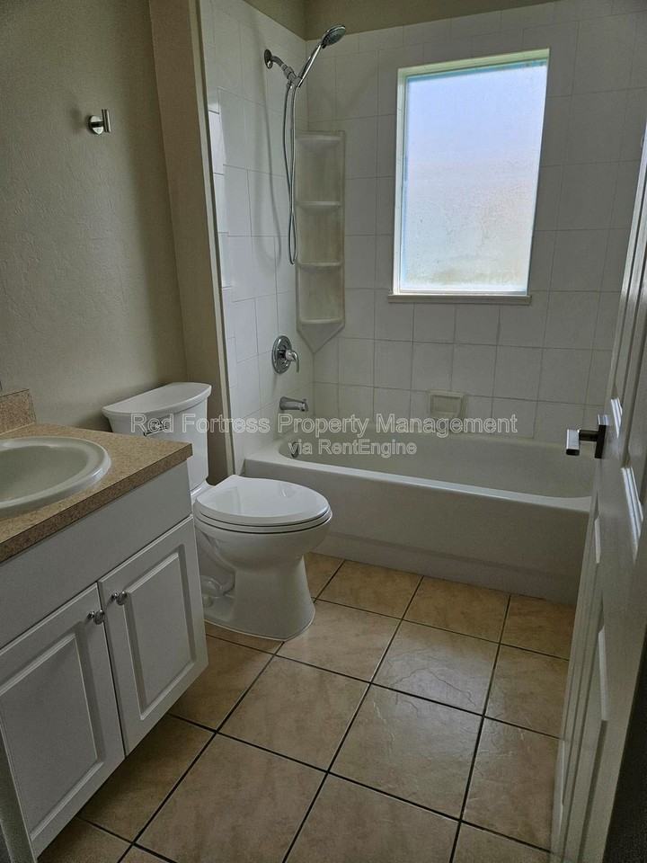 1138 Nw 15th Ter - Photo 4 of 13