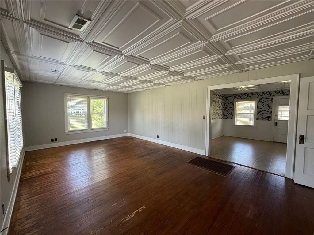 403 Sw E St - Photo 2 of 16