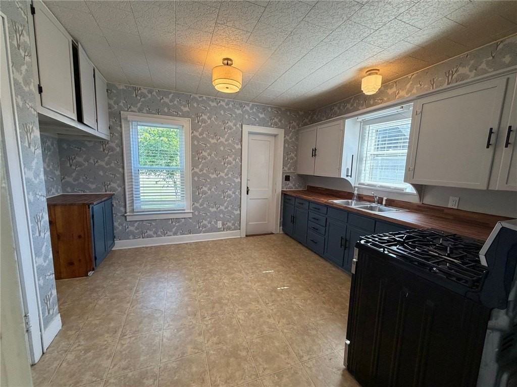 403 Sw E St - Photo 4 of 16
