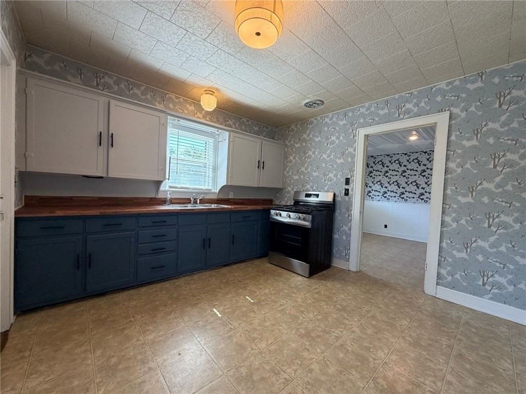 403 Sw E St - Photo 5 of 16