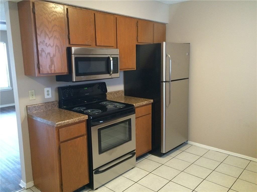 1057 W Eagle St - Photo 2 of 7