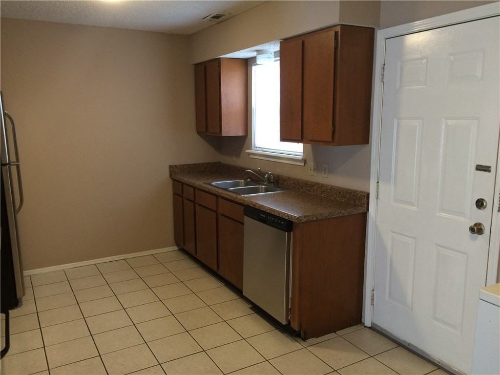 1057 W Eagle St - Photo 3 of 7