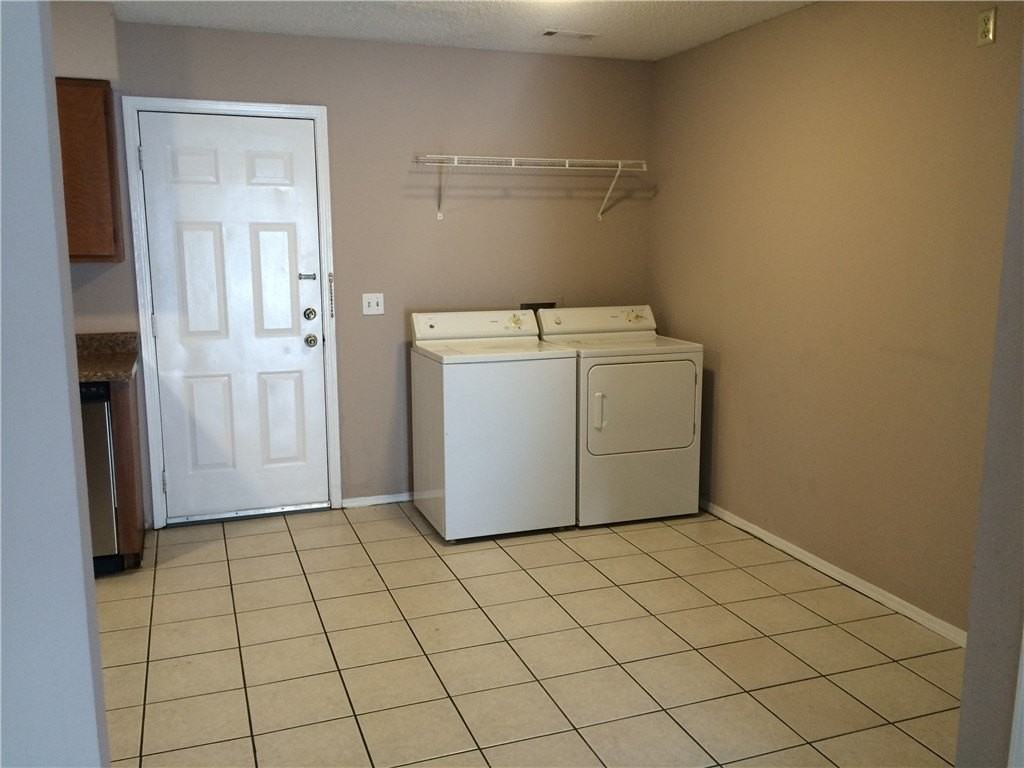 1057 W Eagle St - Photo 4 of 7