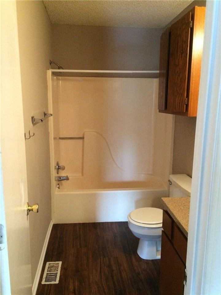 1057 W Eagle St - Photo 5 of 7