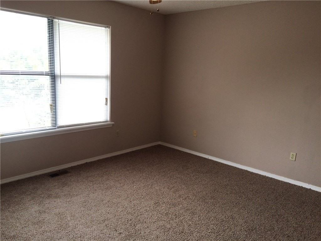 1057 W Eagle St - Photo 6 of 7