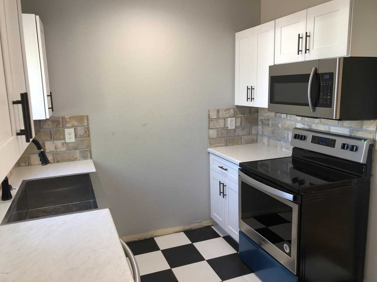 725 E Moreland St - Photo 3 of 20