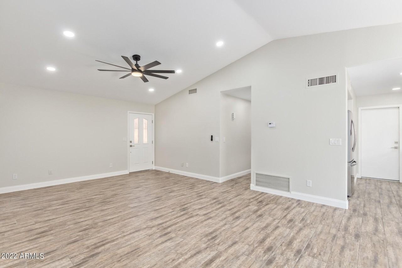 19030 N 76th Ave - Photo 4 of 30