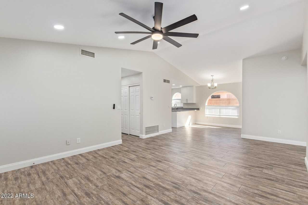 19030 N 76th Ave - Photo 5 of 30