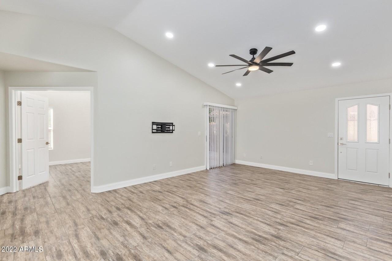 19030 N 76th Ave - Photo 7 of 30