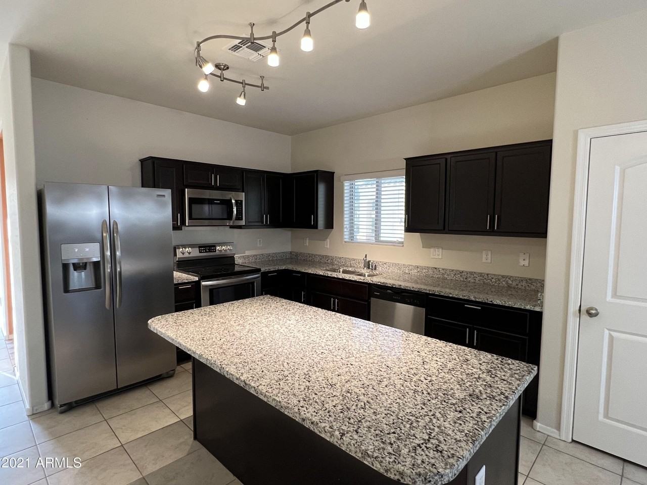 2210 N St Bonita Ln - Photo 3 of 27