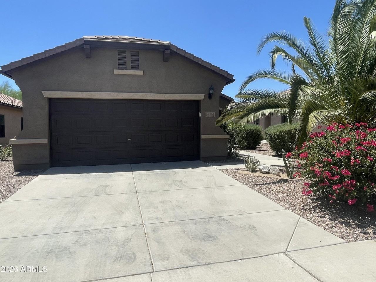 2312 N Hudson Dr - Photo 2 of 50