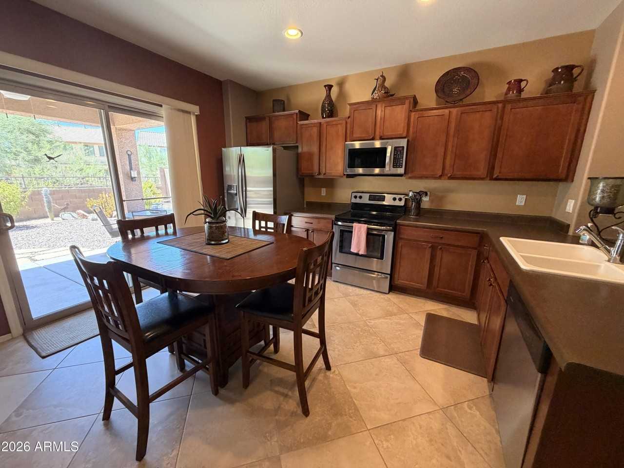 2312 N Hudson Dr - Photo 3 of 50