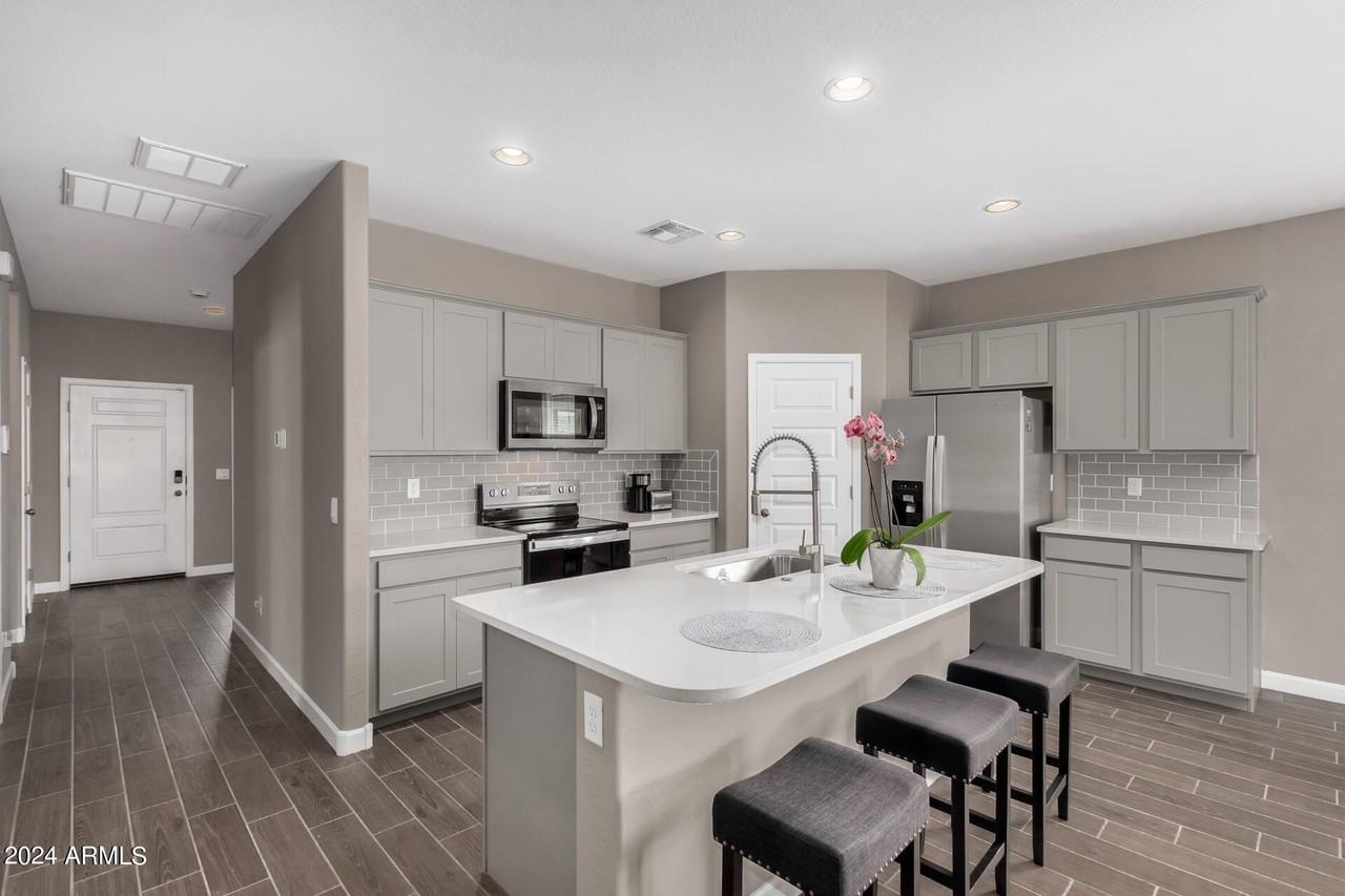 23950 W Hilton Ave - Photo 3 of 40
