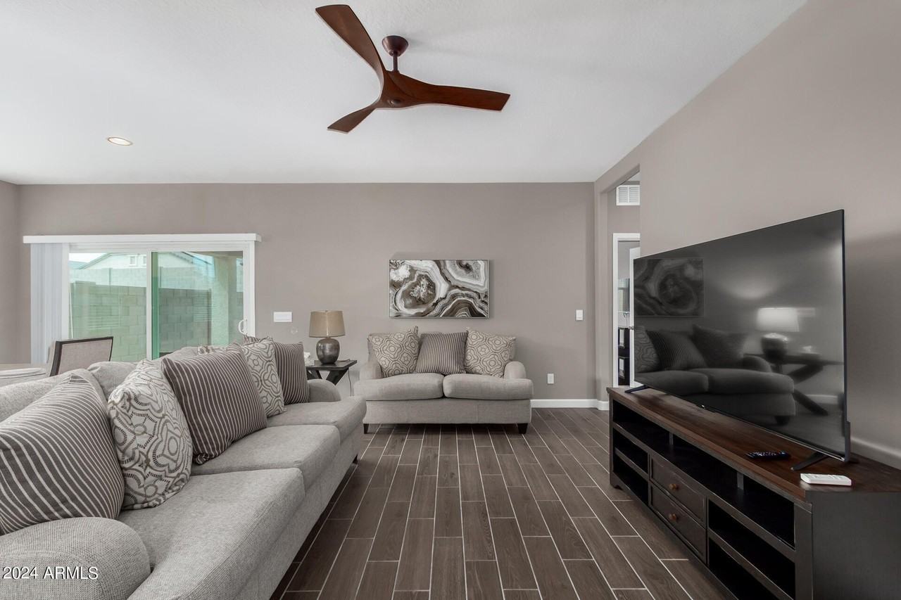 23950 W Hilton Ave - Photo 7 of 40