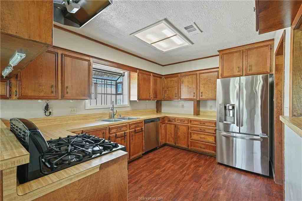 2505 Rustling Oaks Dr - Photo 3 of 20