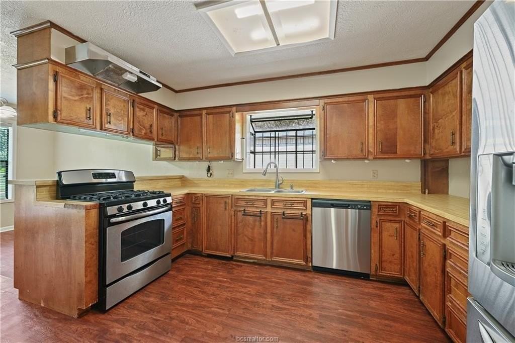 2505 Rustling Oaks Dr - Photo 4 of 20