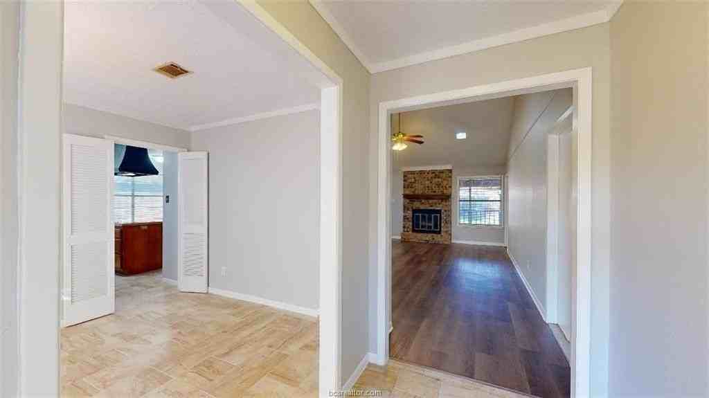 3904 Windwood Cir - Photo 3 of 31