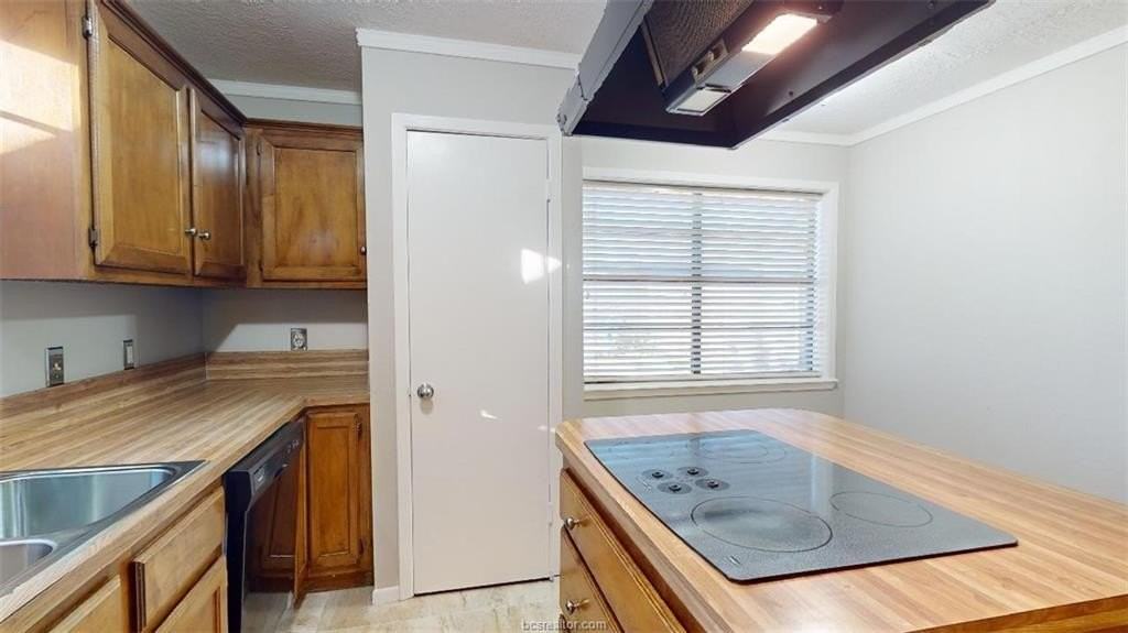 3904 Windwood Cir - Photo 7 of 31
