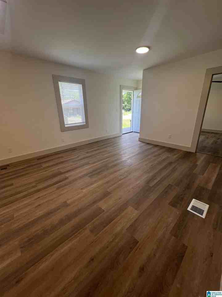 3733 Maple Ave Sw - Photo 6 of 14