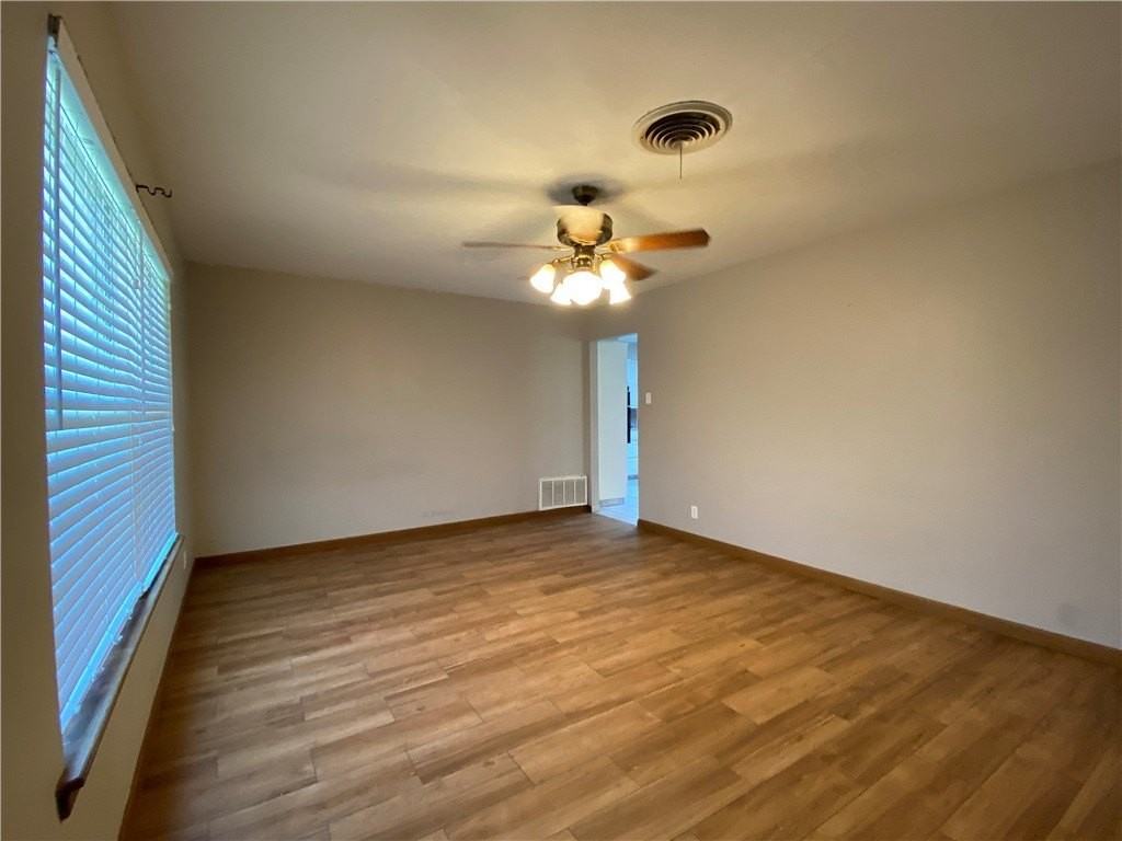 536 W Yoakum Ave - Photo 4 of 25
