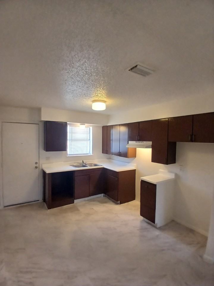 1217 S Maddox Ave - Photo 3 of 13
