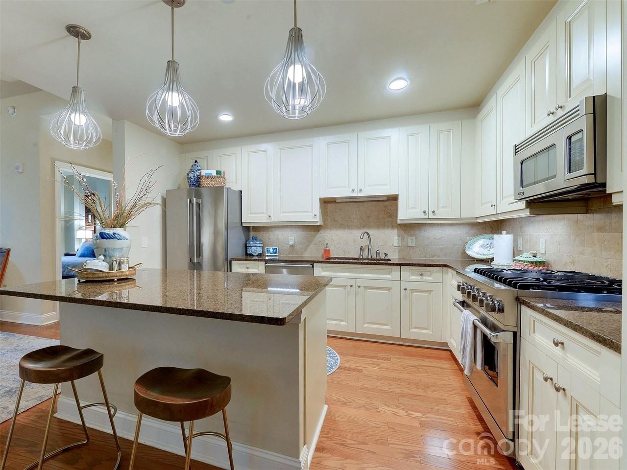 701 Royal Ct #306 - Photo 5 of 48