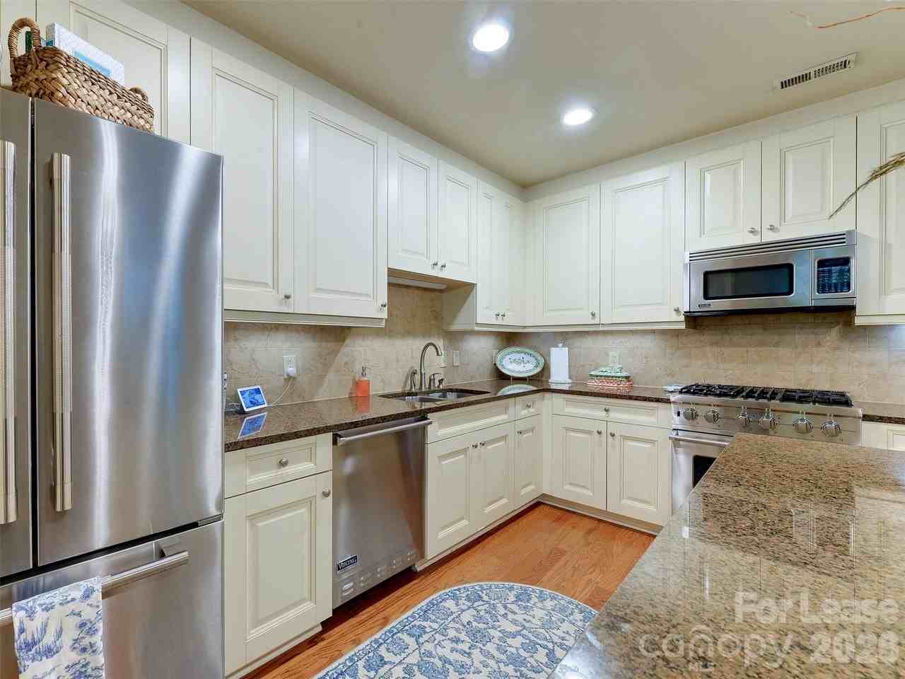 701 Royal Ct #306 - Photo 7 of 48
