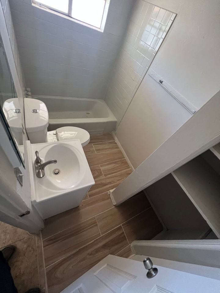 302 W Irvington Rd #4 - Photo 4 of 5