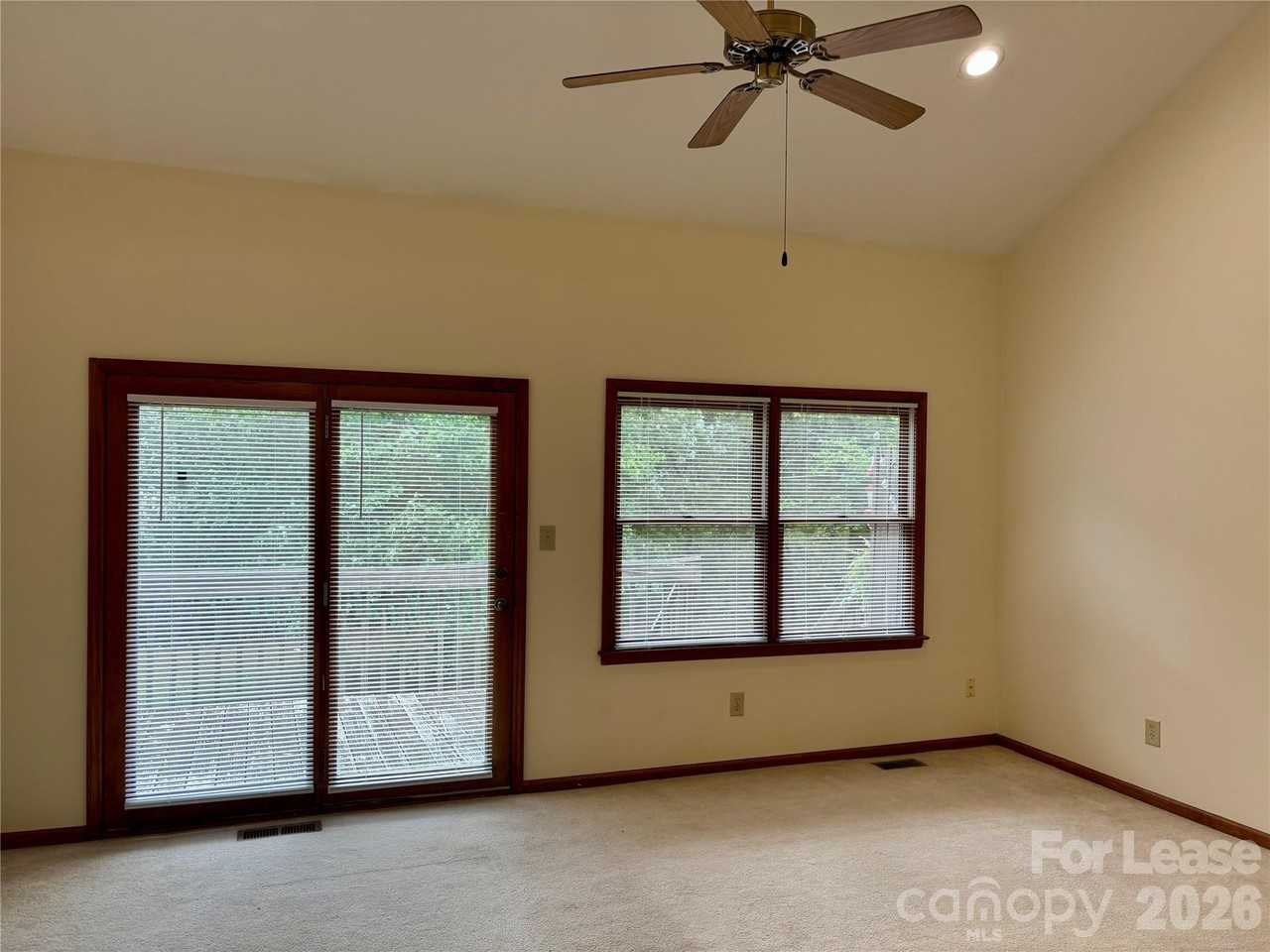 153 Hillcrest Dr - Photo 3 of 10