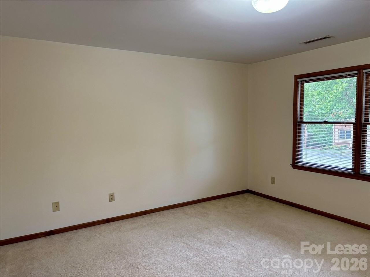 153 Hillcrest Dr - Photo 5 of 10