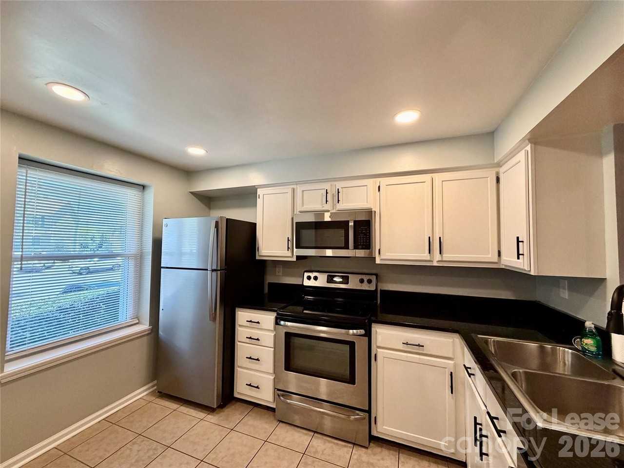 9604 Vinca Cir #E - Photo 4 of 31
