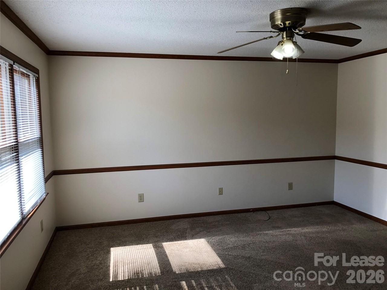 107 Hillcrest Dr - Photo 2 of 9