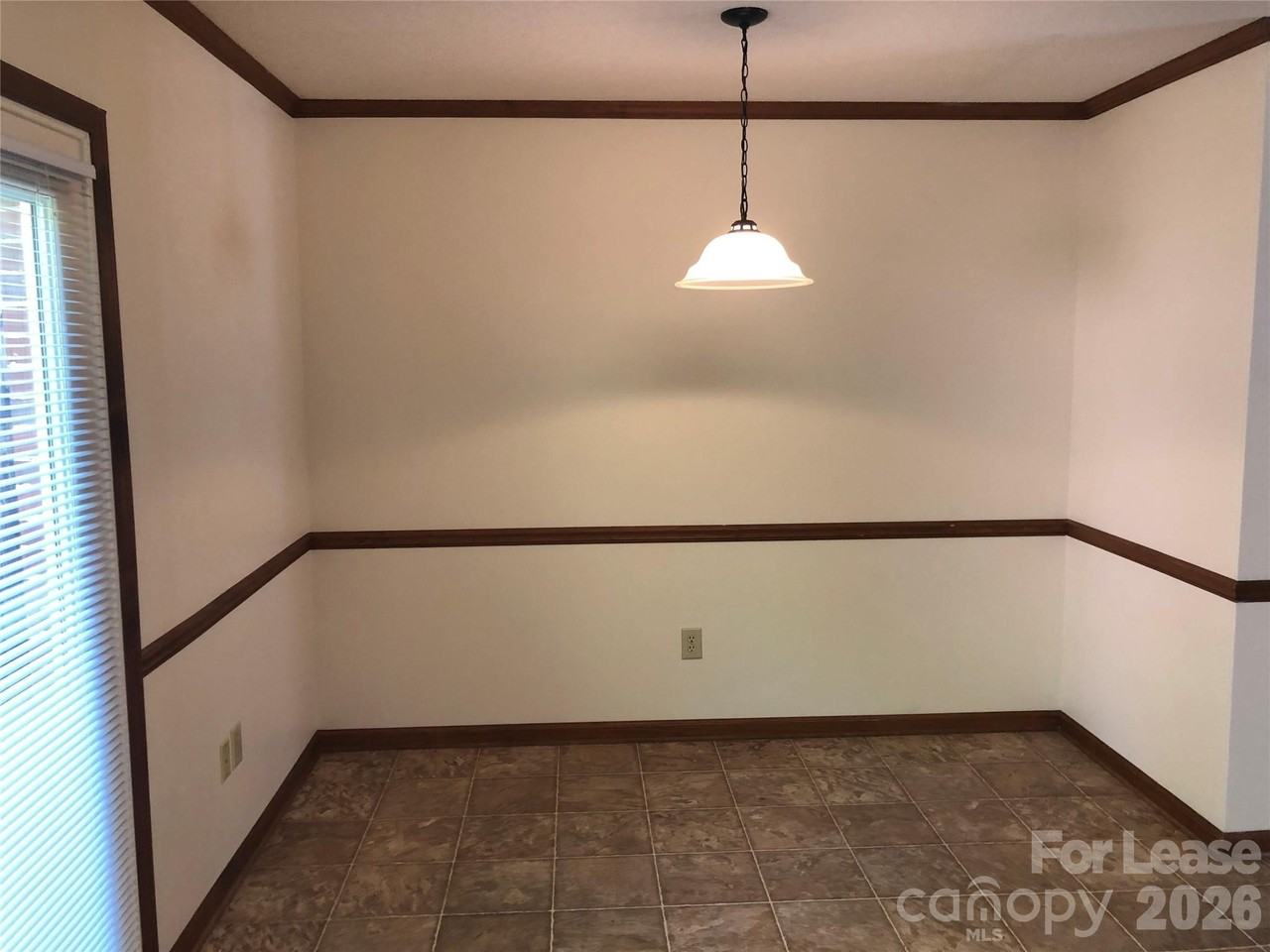 107 Hillcrest Dr - Photo 4 of 9