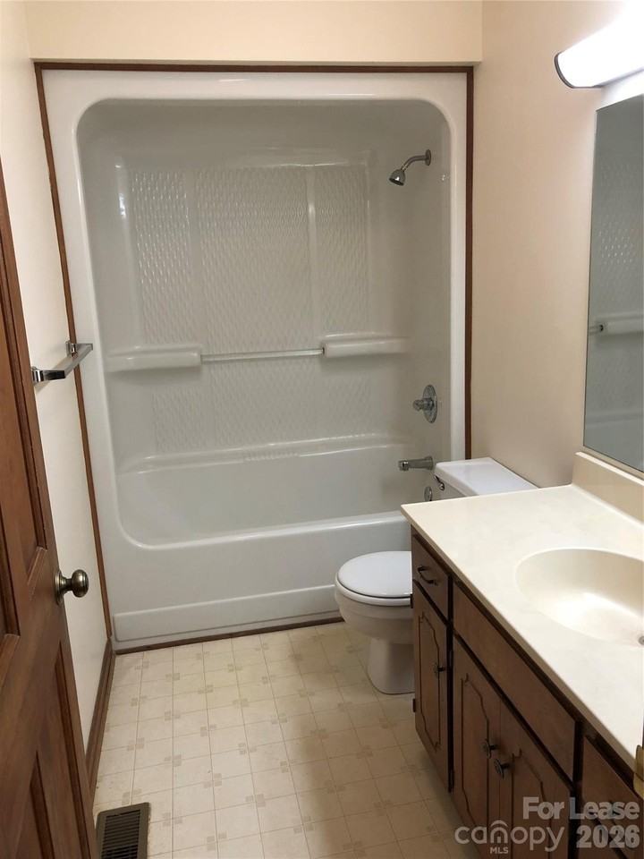 107 Hillcrest Dr - Photo 5 of 9