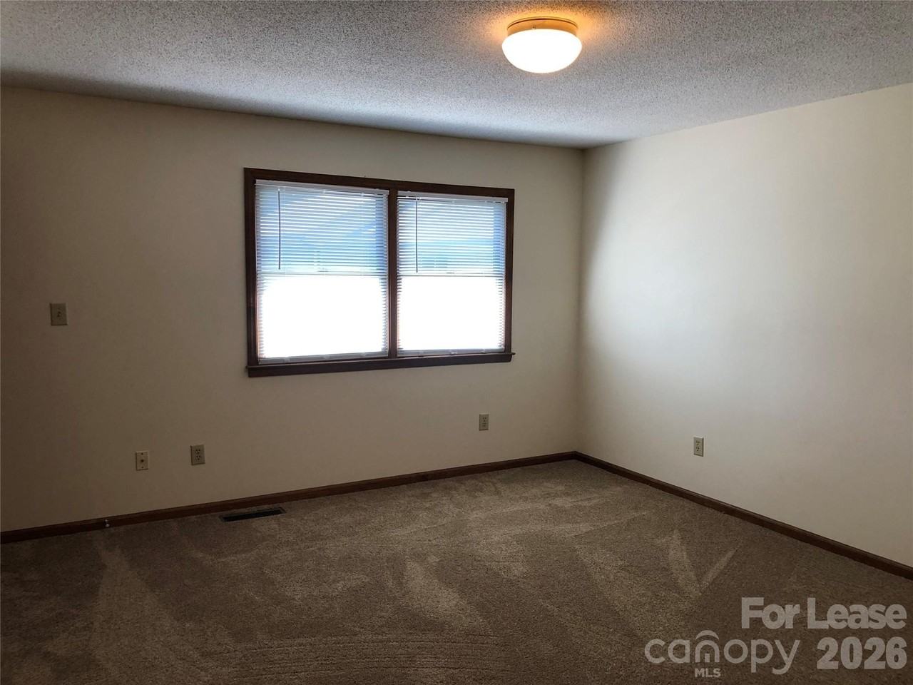 107 Hillcrest Dr - Photo 6 of 9