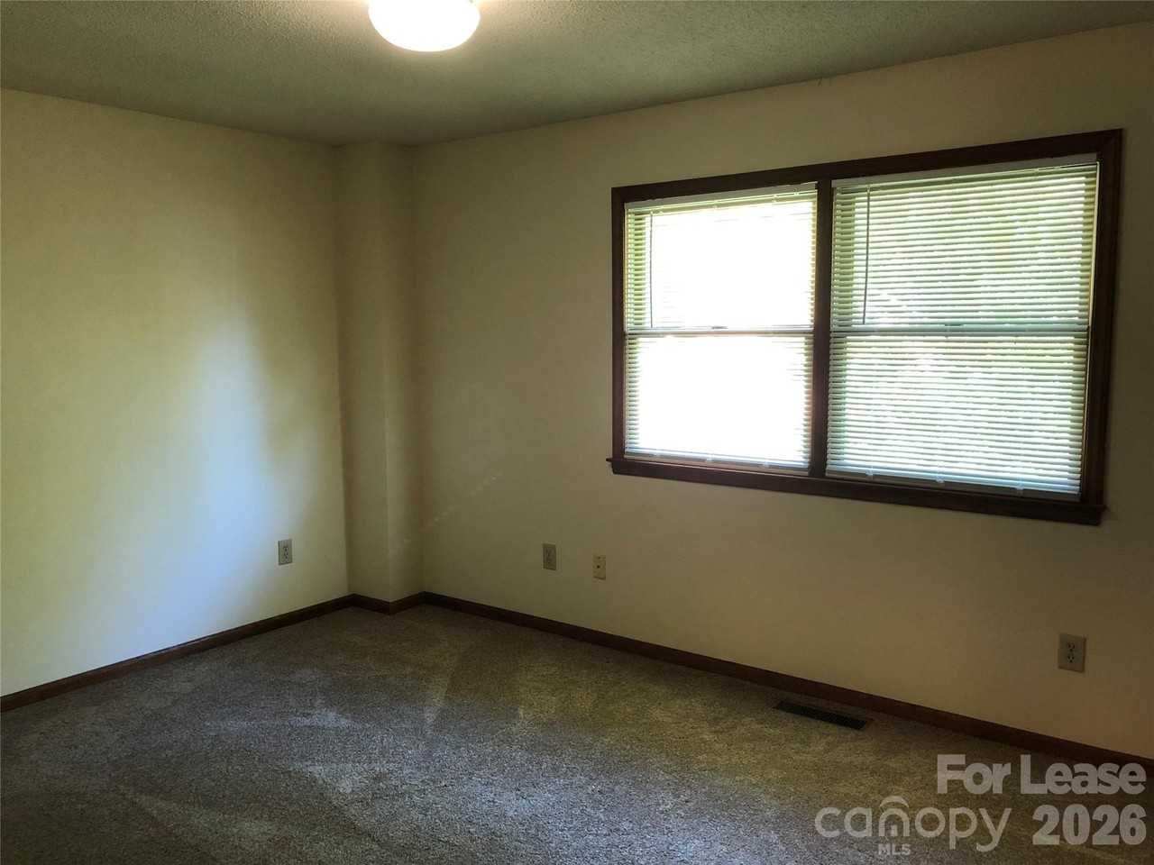 107 Hillcrest Dr - Photo 7 of 9